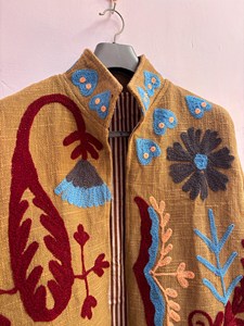 Chaqueta Suzani de Algodón Bordada a Mano con Diseño Botánico de Prairie Bloom, con Detalles Florales de Arte Folclórico - Product Image 4