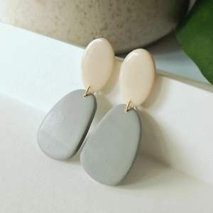 Boucles d'oreilles en résine haut de gamme, accessoires élégants en cristal, pour fêtes, occasions décontractées et festives, fabriquées à la main, durables, RR ENTERPRISES - Product Image 3