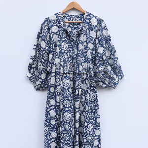 Belle robe en coton à motifs floraux, imprimée à la main, pour un usage décontracté. - Product Image 2