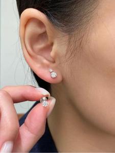 Pendientes clásicos de diamantes redondos en oro blanco, delicados pendientes nupciales, joyería fina atemporal, regalo de aniversario para ella, lujo exquisito. - Product Image 4