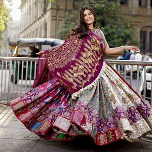 Ensemble Lehenga Choli multicolore de créateur pour Navratri, en coton mousseline épais, avec broderie de miroirs authentique et imprimé numérique, tenue de festival Garba Dandiya - Product Image 3