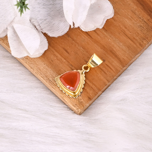 Pendentif triangle en cornaline naturelle en laiton plaqué or 25 mm |   Charme de bijoux minimalistes tendance avec pierres précieuses - Product Image 2
