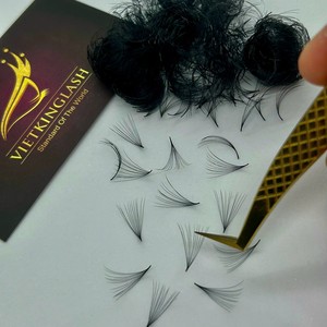 ขนตาปลอมสำเร็จรูป ทำมือ ขนสังเคราะห์ แบบเพิ่มวอลลุ่ม 10D/14D/16D/20D สีดำด้านธรรมชาติ ปลายแหลม ฐานเรียว  รับทำโลโก้ตามสั่ง - Product Image 1