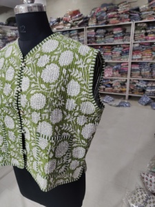 Gilet matelassé vert à fleurs pour femme, col en V, sans manches, veste en coton tissé, fermeture boutonnée, cadeau pour elle - Product Image 3