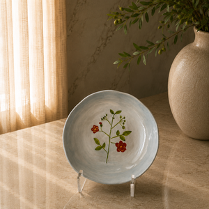 Assiette décorative élégante en céramique avec motif floral peint à la main, finition émaillée lisse pour une mise en scène de table sophistiquée - Product Image 1