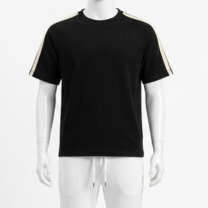 เสื้อยืดคอกลมแขนสั้นผู้ชายคุณภาพสูงแบบกำหนดเอง แถบข้างแขนเสื้อแบบแร็กแลน แถบตัดสี แขนสั้น สตรีทแวร์ ผ้าฝ้าย โลโก้แบบกำหนดเอง - Product Image 4
