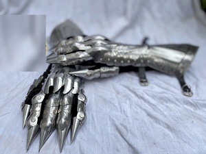 ถุงมือเหล็กนักขี่ม้าแบบสลักลาย: ถุงมือเกราะยุคกลางสำหรับ SCA - Product Image 3