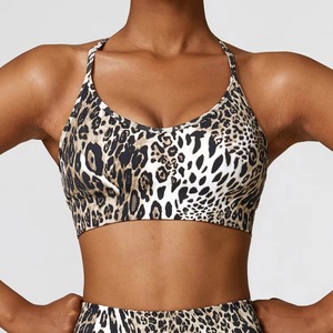 Soutien-gorge de sport pour femme, imprimé nuages bleus, col en V, bretelles spaghetti, maintien moyen, respirant, haut de yoga, design côtelé - Product Image 5