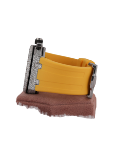 Montre en or blanc avec bracelet en caoutchouc jaune, fermoir dissimulé, logo gravé au dos, en stock, mouvement à quartz, acier inoxydable - Product Image 2