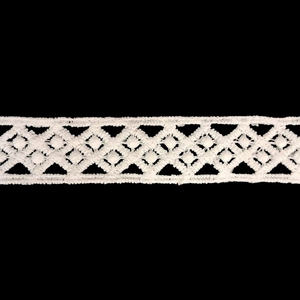 ลูกไม้โพลีเอสเตอร์สีขาวคุณภาพพรีเมียม – ริบบิ้นลูกไม้ลายเพชรเรขาคณิตพร้อมจุดประดับสำหรับเสื้อผ้า - Product Image 1