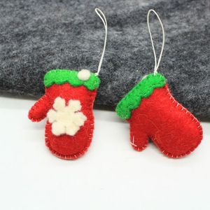 Mitaines de Noël en feutre rouge avec broderie de flocons de neige blancs, garniture verte, ornements décoratifs - Product Image 3
