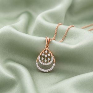 Collier pendentif en or rose avec diamant de laboratoire en forme de goutte d'eau et monture ouverte - Product Image 3