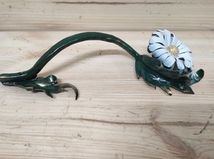 Poignée de porte en fer forgé à la main en forme de marguerite ; résistante à la rouille, facile à installer, élégante et au fini peint. - Product Image 6
