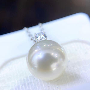 Colgante Clásico de Reina de Alta Gama con Diamantes de Luz Fría Intensa, de 9-10 mm, Blanco Australiano, Casi Transparente, en Oro de 18K - Product Image 4