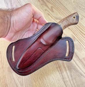 Couteau de chasse et de camping artisanal en acier Damas avec manche en bois de noyer, personnalisé pour une utilisation en extérieur, fourreau inclus - Product Image 1