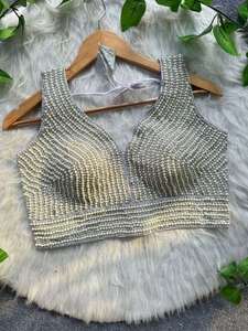 Blusa de seda con perlas y detalles de moti, hecha a mano por diseñadores, completamente cosida, lista para usar, ideal para novias y fiestas. - Product Image 1