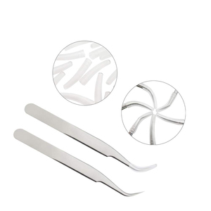 Pince à épiler professionnelle en acier inoxydable pour extensions de cils, testée à la main, avec logo personnalisé, pointe fine et prise ferme - Product Image 4