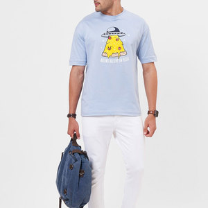 Camiseta de Manga Corta para Hombre, Color Azul Claro, Cuello Redondo, con Estampado de Pizza Alienígena, Corte Regular Informal, 100% Algodón Jersey - Product Image 5