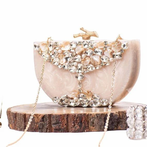Bolso de mano ovalado de resina de lujo hecho a mano con patrón de sobre, letras de perlas, cadenas de cuentas y adornos de resina. - Product Image 5