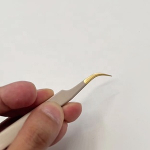 Pinzas para Extensión de Pestañas de Acero Inoxidable, Probadas a Mano, con Recubrimiento en Polvo Beige y Logotipo Personalizado, Pinzas Curvas para Pestañas - Product Image 1