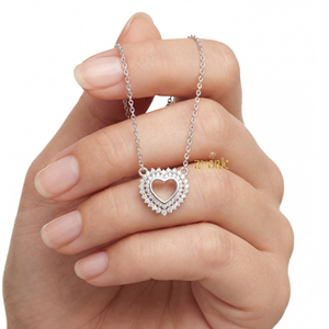 Colgante de Diamantes con Halo Dorado en Forma de Corazón con Cadena y Diamantes Brillantes - Joyería de Lujo para Compromiso, Boda y Aniversario - Product Image 4