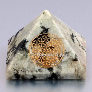 Achetez un ensemble de pyramides d'orgone en quartz Usui Reiki personnalisées et tendance - Product Image 3