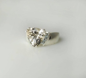 Bague solitaire en moissanite couleur orange clair 3 carats, taille triligne, halo caché, en argent 925 original, style romantique, cadeau pour amoureux - Product Image 4