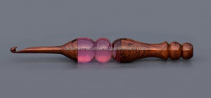 Elegante Ganchillo de Madera y Resina Epoxi Hecho a Mano para Amantes del Tejido, con Superficie Lisa y un Diseño Colorido y Estilizado - Product Image 6