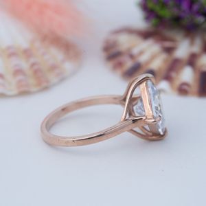 Élégantes alliances en argent sterling 925 plaqué or 18 carats avec moissanite sertie à griffes certifiée - Product Image 3