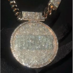 จี้ตัวอักษรทรงกลมแบบกำหนดเอง เครื่องประดับแฟชั่นหรูหรา ประดับเพชรโมอิสซาไนต์ VVS เงินแท้ 925 ชุบทอง 18K สไตล์ฮิปฮอป - Product Image 1