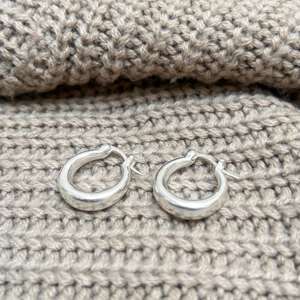 Petites boucles d'oreilles créoles épaisses et rondes, minimalistes, pour femmes, plaquées argent, délicates - Bijoux pour fêtes et cadeaux - Product Image 6