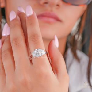 Anillo de Compromiso de Diamante Cultivado en Laboratorio con Corte Esmeralda de Lujo de 3.63CT, Diamantes Laterales en Forma de Trapezoide, Chapado en Oro de 14K, Certificado IGI, Anillo de Boda - Product Image 5