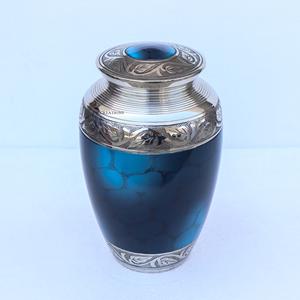 Urne funéraire en laiton de qualité supérieure pour adultes, avec un design personnalisé de nuages bleus, fabriquée à la main, style traditionnel moderne, pour les cendres humaines - Product Image 5