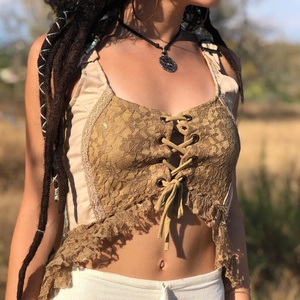 Haut corset en dentelle beige style bohème, inspiré du burlesque, idéal pour les festivals, événements estivaux et tenues de soirée. - Product Image 3