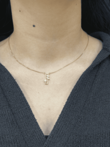 Colgante de Barra Geométrica de Oro de 14K con Diamante Cultivado en Laboratorio Certificado por IGI, Tres Piedras de Corte Brillante, Joyería de Lujo Contemporánea, Regalo - Product Image 1