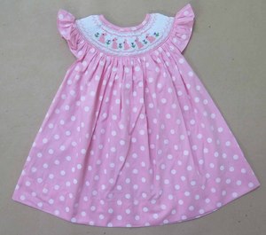 Tenue de printemps pour bébé en coton rose à pois, avec broderie smockée à la main (motifs bulles, lapin et floral) et manches à volants - Product Image 4