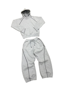 Ensemble de survêtement technique gris en molleton épais personnalisé pour la vente en gros, avec design à passepoil oversize, comprenant un sweat à capuche pour homme et un pantalon de survêtement ample - Product Image 1