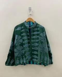Veste courte en velours vert émeraude brodée à la main avec col mandarin et devant ouvert, style cardigan - Product Image 1