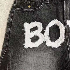 Shorts en jean noir délavé Glory Custom 100% coton, avec imprimé, appliqué, broderie, ourlet brut, logo, style streetwear, coupe ample et effet usé - Product Image 3