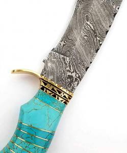 Cuchillo recurvo premium de hoja de damasco para camping, herramienta utilitaria de alta resistencia con mango de piedra turquesa y latón grabado. - Product Image 4