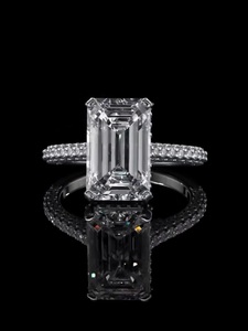 Anillo de Compromiso de Diamante Corte Esmeralda Platino con Diamantes Pavé Laterales, Certificado GIA, Joyería Clásica para Mujer - Product Image 1