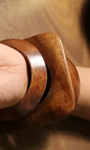 ชุดกำไลข้อมือไม้ทำมือ ดีไซน์หรูหรา ประดับด้วยชิ้นทองเหลืองตกแต่งอย่างประณีต จาก Craft Emporium Exports - Product Image 2