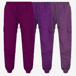 Pantalones cargo para hombre de color sólido con múltiples bolsillos, cintura elástica con acceso por cremallera, ideales para actividades al aire libre en otoño. - Product Image 1