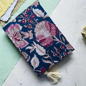 Cuaderno de tapa dura con cubierta de tela azul con estampado floral CRAFT HACKLE, papel hecho a mano, 50 hojas, encuadernación cosida, borla, marcapáginas, diario - Product Image 1
