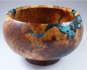 Tazón artesanal de resina epoxi y madera con un grano de madera único y una mezcla de resina, ideal para servir frutas, bocadillos y ensaladas. - Product Image 4