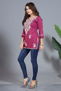 เสื้อคุर्ติผ้าฝ้ายปักลายสีชมพูสำหรับผู้หญิง สไตล์ลักนาวี ชิกันคารี เสื้อคลุมตูนิคสำหรับผู้หญิง แขนสามส่วน คอกลม เสื้อคุर्ตาสไตล์ชาติพันธุ์ - Product Image 3