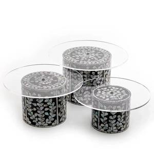Support à chocolats rond en verre noir avec dessus en nacre, idéal pour la présentation de desserts, la décoration de table de buffet et le service festif de friandises - Product Image 1