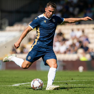 Ensemble complet de maillot de football personnalisé 2026 pour homme, sans manches, col rond, sublimation, bleu marine et or, en polyester respirant - Product Image 3