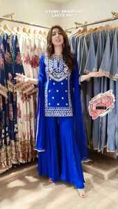 Conjunto de traje Sharara de georgette sintético azul real de 3 piezas: Top de georgette sintético con intrincado trabajo de hilo y Sharara con dupatta de encaje elegante - Product Image 3