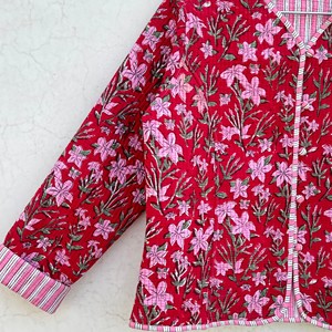 Veste matelassée pour femme, imprimé floral, col en V, manches trois quarts, rouge rose, aspect coton, vêtement d'extérieur - Product Image 3